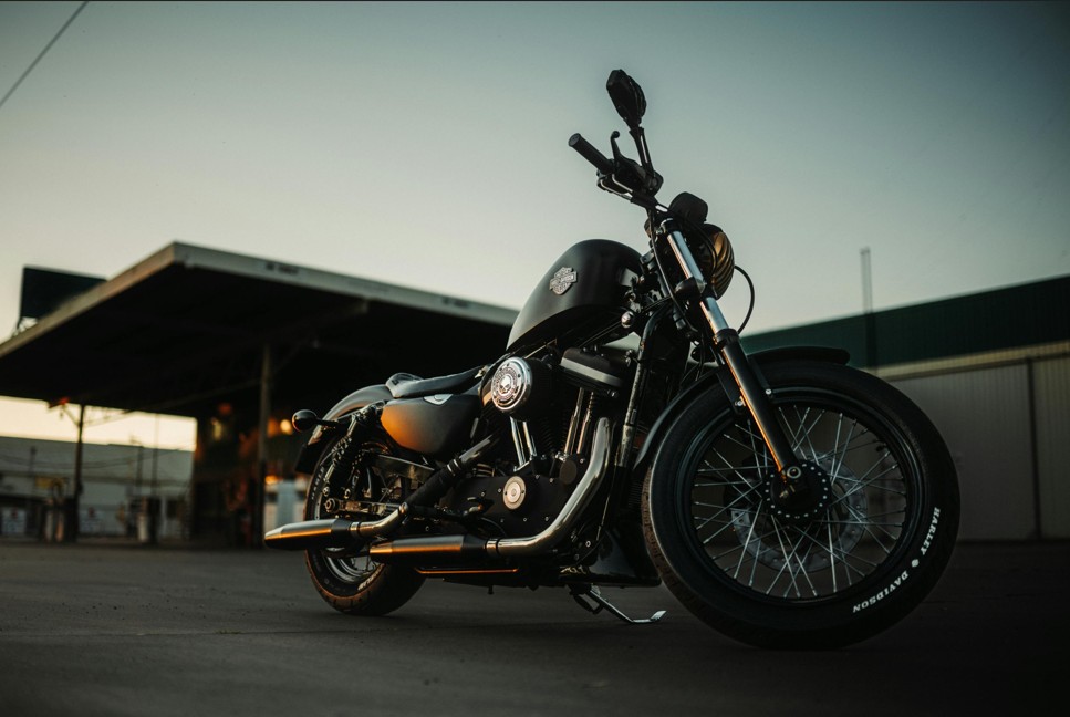 motoHarleyEstacionServicioBaja